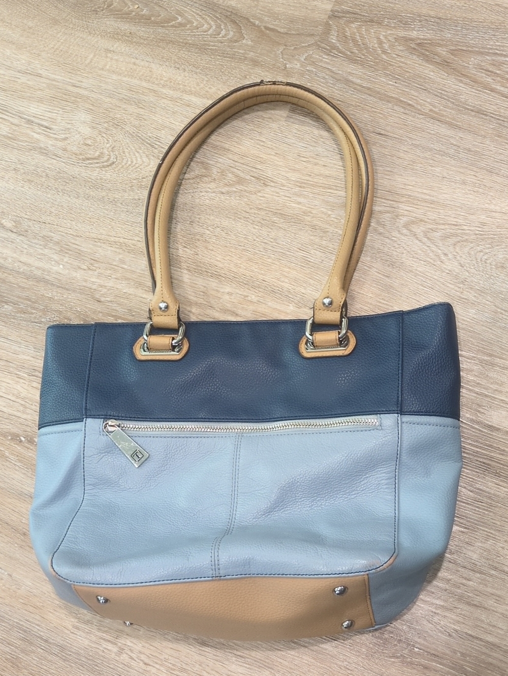 💙👜🩵Tignanello Colorblock Leather Shoulder Bag in Navy, Light Blue & Tan💙👜🩵